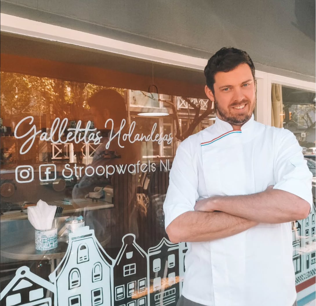 La galletita artesanal con caramelo y aroma a canela que le permitió emprender en el país: “En toda casa holandesa hay un paquete”