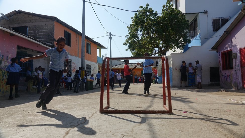 La calle principal, de 15X6 metros, sirve como plaza central y patio de la única escuela. Allí los chicos juegan al fútbol