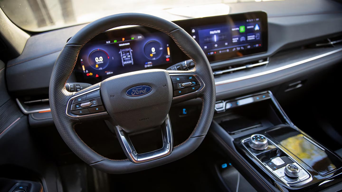 Tiene un sistema multimedia SYNC con pantalla de 12,3″ y un instrumental digital de 7″