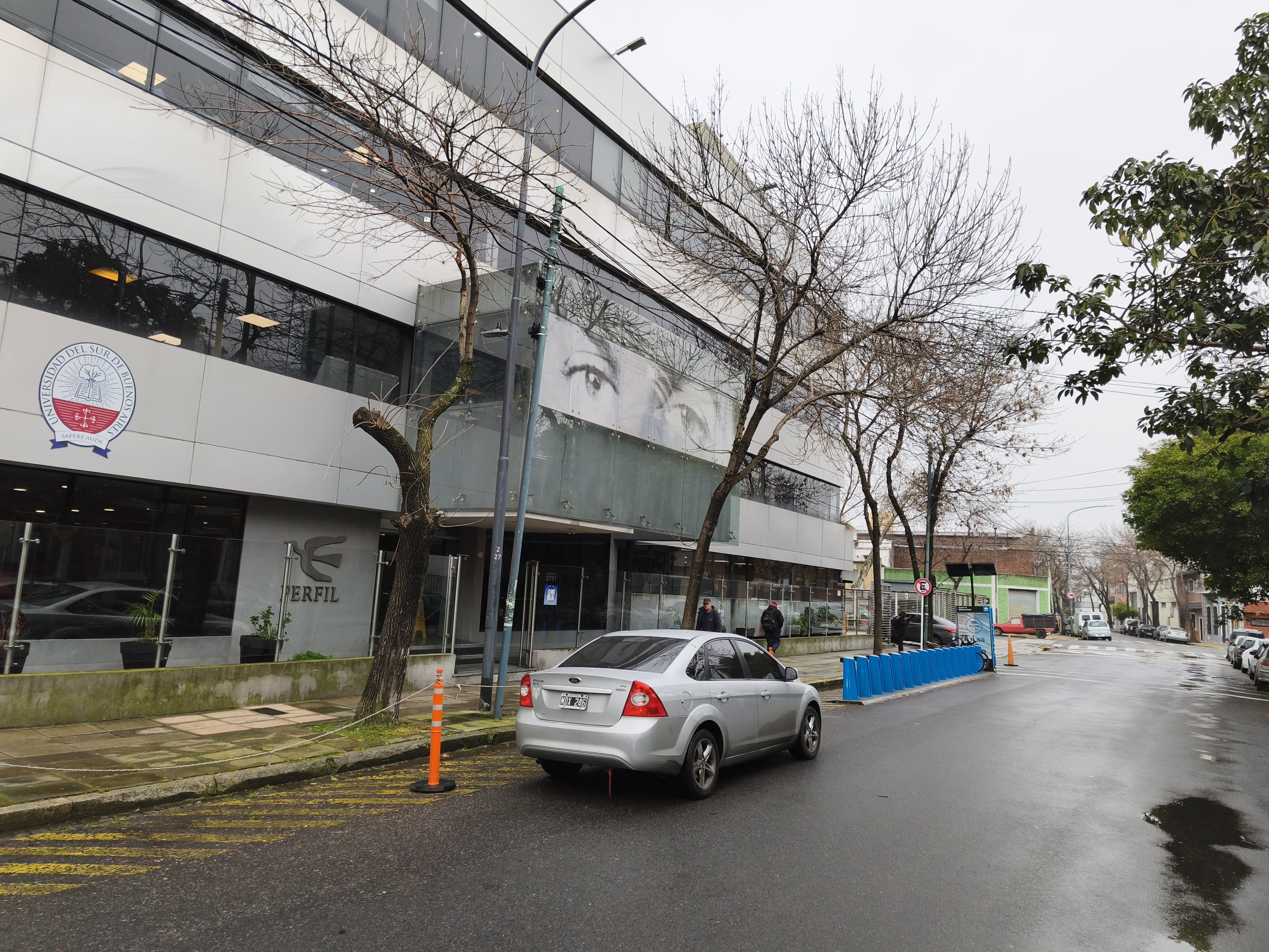 El frente de la sede de Perfil sobre la calle California, cuya denominación el proyecto propone reemplazar por José Luis Cabezas
