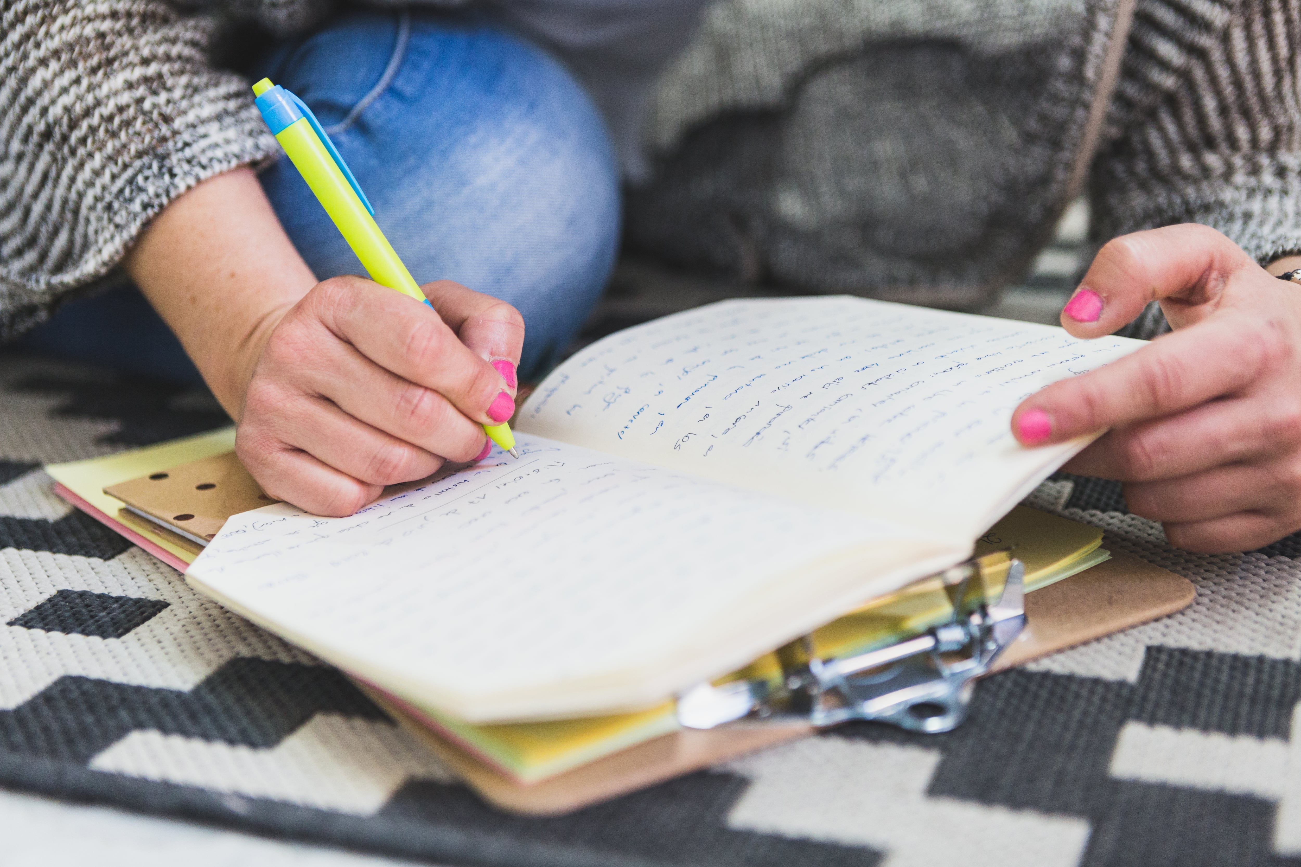 La grafología estudia los rasgos de personalidad evidenciados en la escritura (Foto: Freepik)