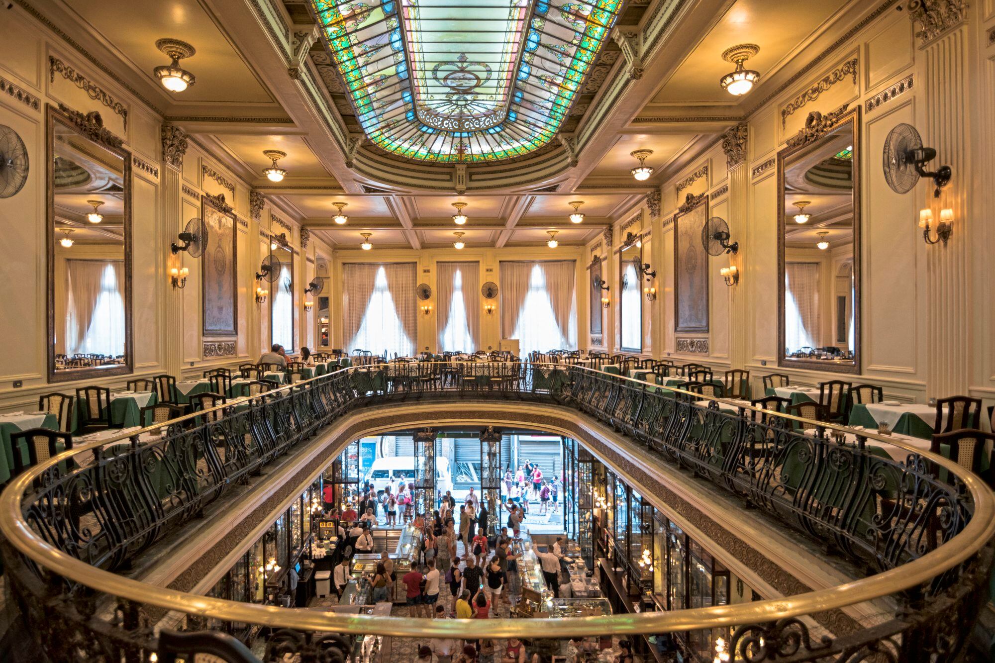 En pleno centro la famosa Confeitaria Colombo, referente de la Belle Époque