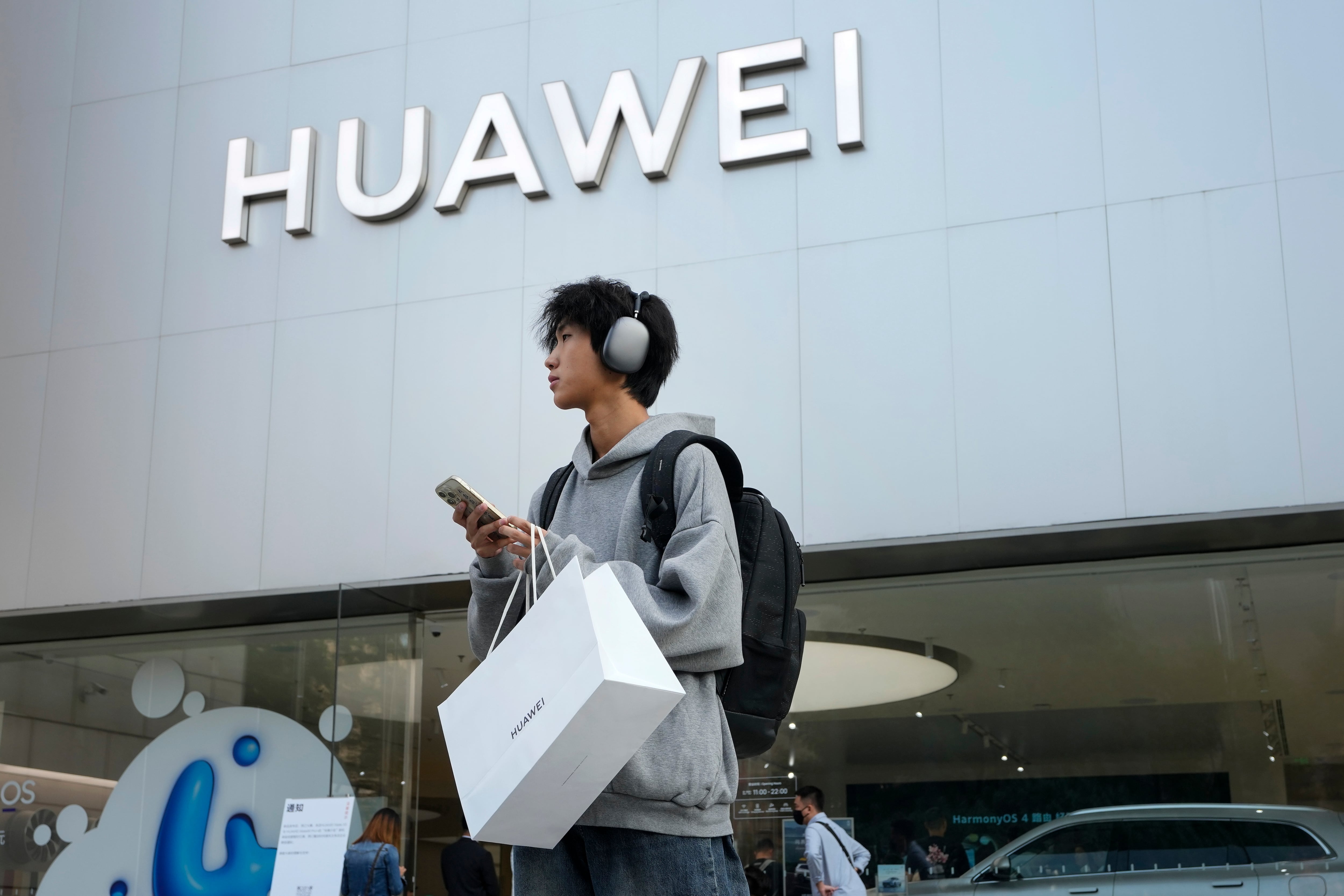 Un cartel de Huawei en una calle comercial de Pekín