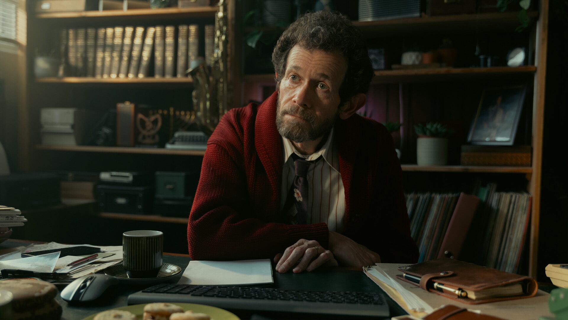 Emma Thompson: su última y peligrosa aventura, su gusto por “la maldad oculta” y sus “amores clandestinos” 11 Joe Silvermann representa a la figura literaria del detective, sumergido en polvo y papeles bajo el aura de la pluma de Raymond Chandler