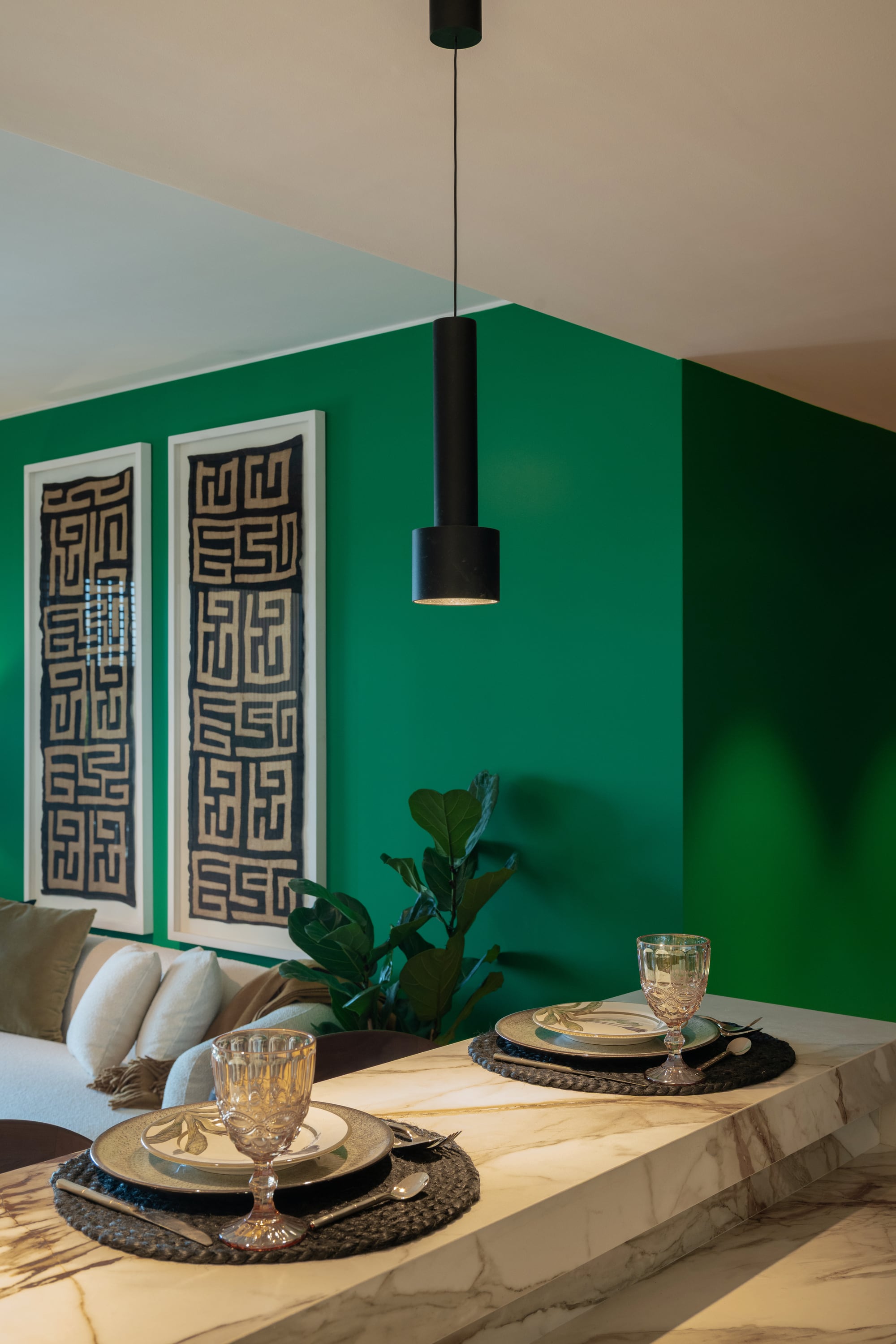 La se integra con el living, pero sectorizada mediante la barra pensada para las comidas diarias e informales.