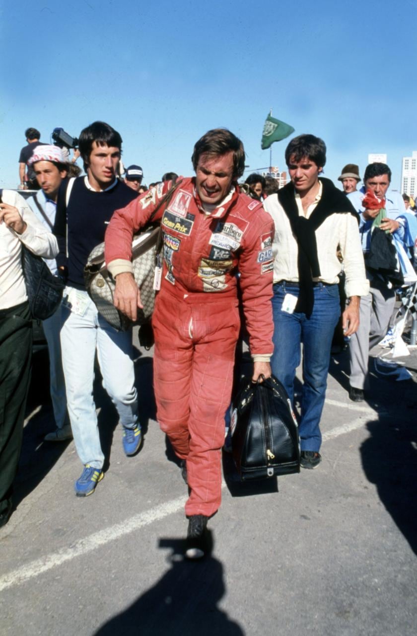 Mc Gough (izquierda) caminando con Reutemann después de perder el Campeonato de F1 en Las Vegas en 1981