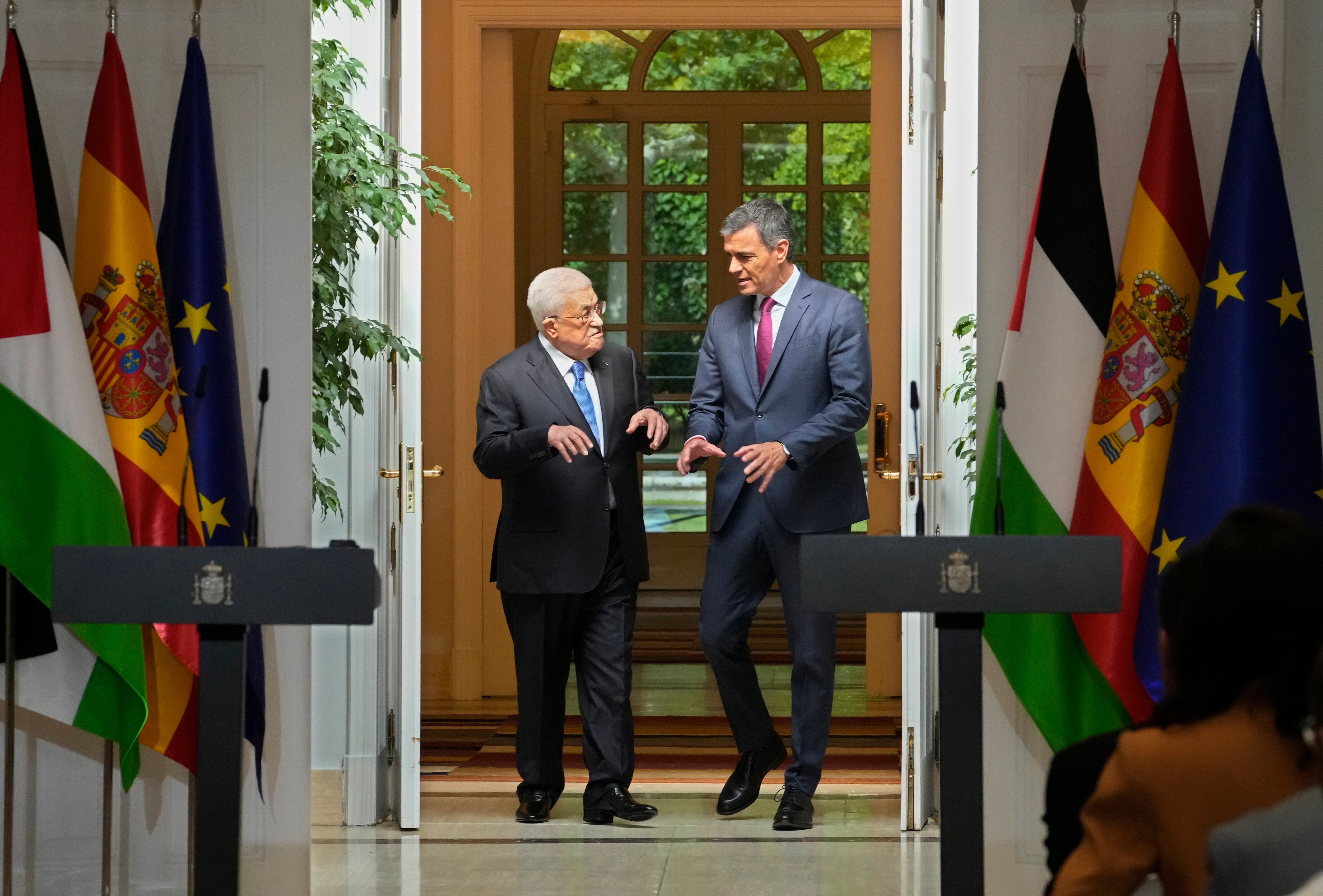 El presidente palestino, Mahmoud Abbas (izquierda), y el presidente del gobierno de España, Pedro Sánchez (Archivo)