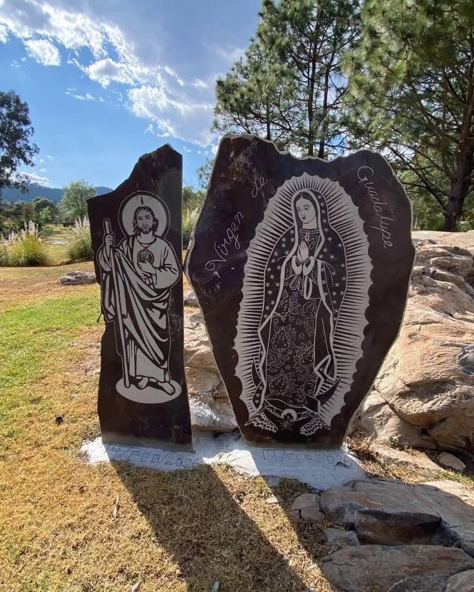 Simbología religiosa en el exterior de la casa
