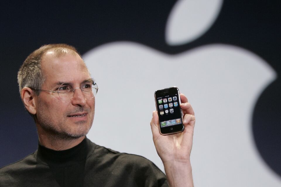 Steve Jobs en la presentación de la primera edición del iPhone original, en 2007