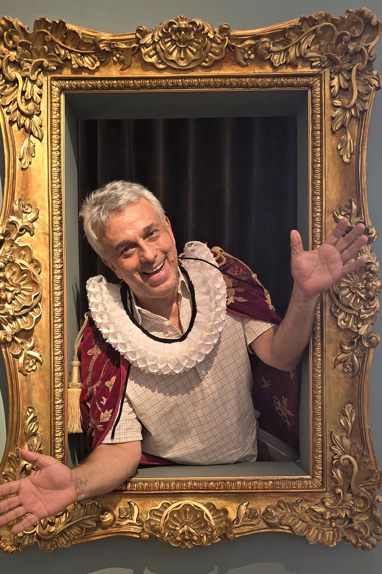 Durante su recorrido por el Palacio Kadriorg, también en Estonia, se animó a jugar con un cuadro del tiempo de los zares que fue encargado por Pedro el Grande para su mujer, Catalina