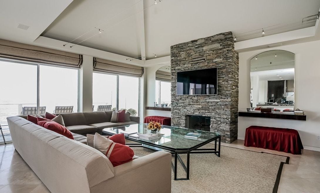 El living de una de las casas que Sandra Bullock compró en Malibú