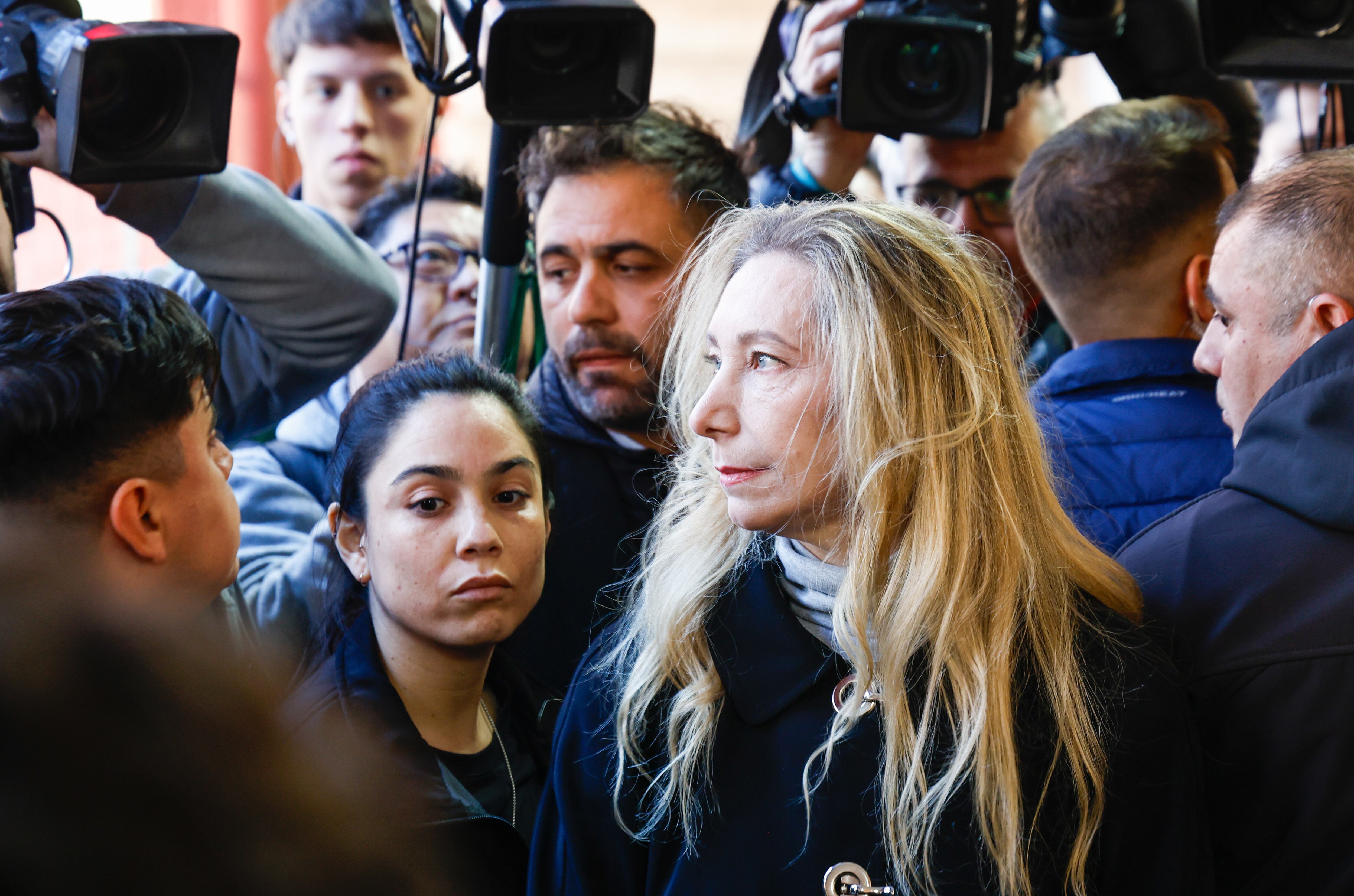 Karina Milei llegó a votar rodeada de un grupo de militantes