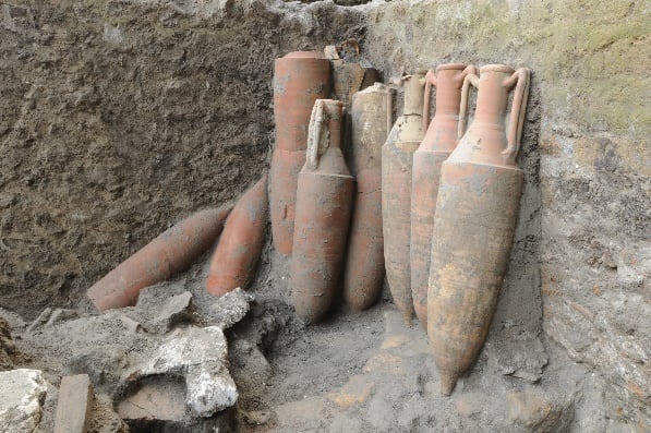 Algunas de las vasijas que se encontraron en la construcción donde vivió sus últimos años Augusto