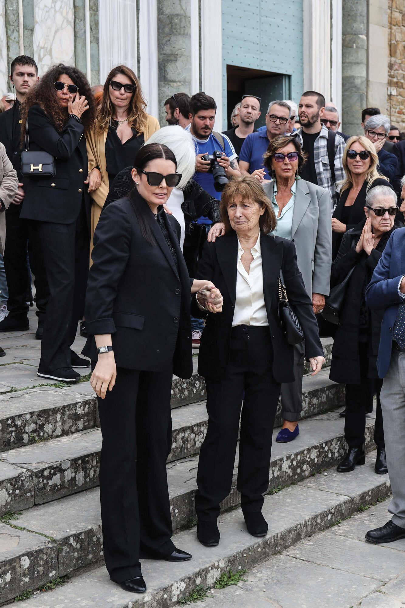 Unidas por el dolor: su última y su primera mujer, Sandra Bergman Nilsson y Silvanella Giannoni, juntas a la salida de la basílica. 