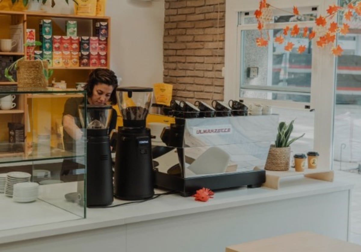 Abrió su café de especialidad y reveló qué es lo más difícil de emprender: “Llamé a 15 personas, quedé con 9 y se presentó solo una” 6 Lorena en su cafetería de España