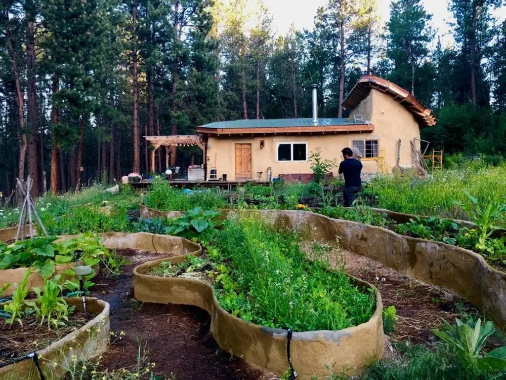 Casa de arcilla, arena y paja que hizo una pareja en Montana, EE. UU.