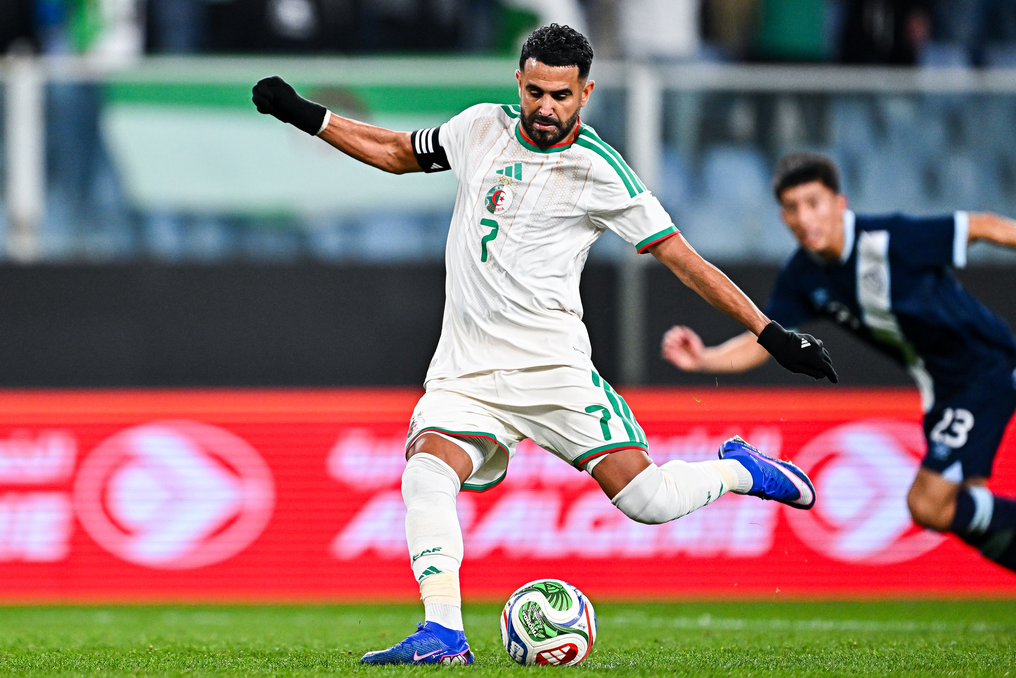 El penal convertido por el capitán y máxima figura argelina, Riyad Mahrez, que aportó el segundo de los siete que les convirtieron a Guatemala.