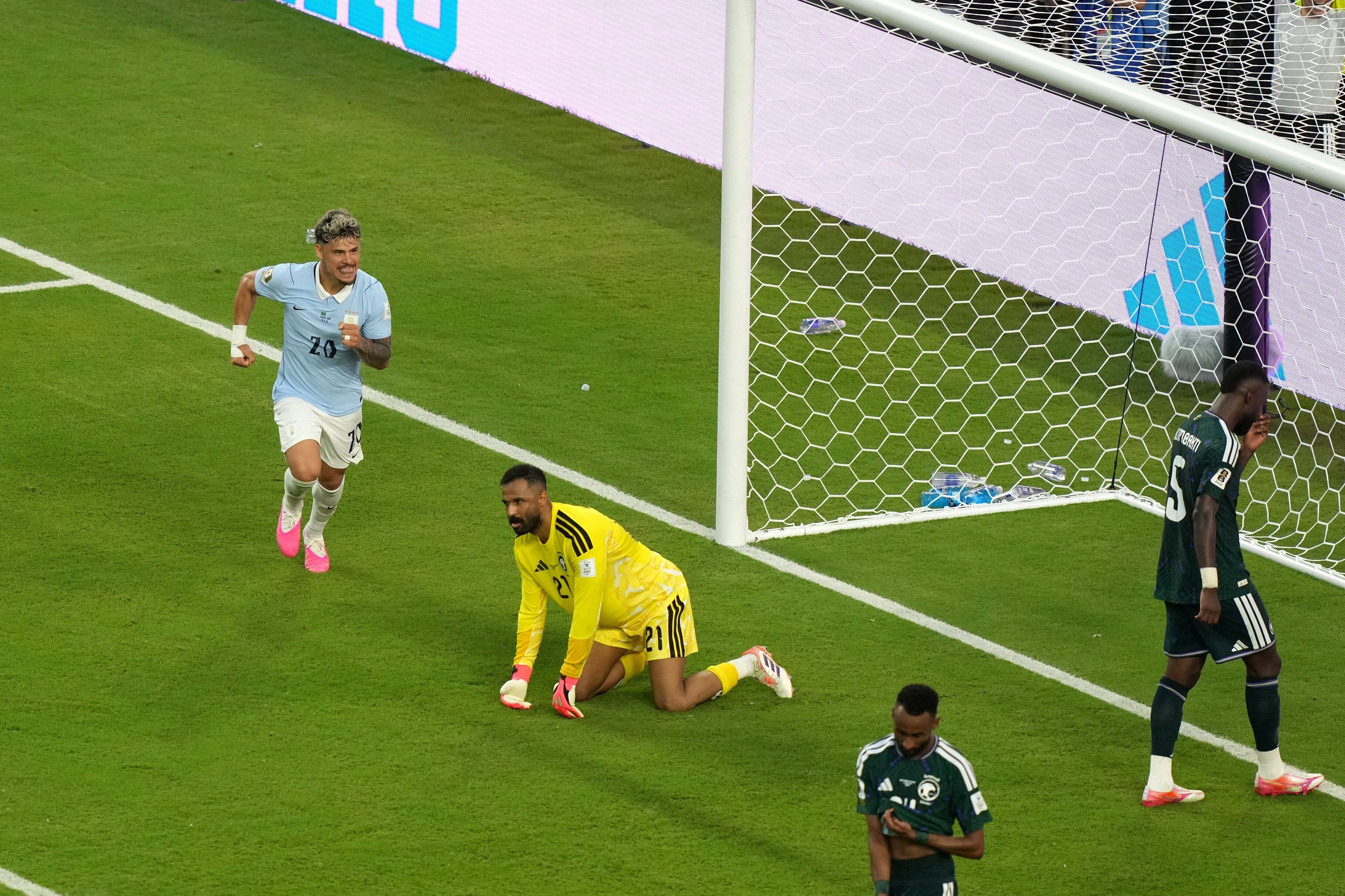 El Uruguay del Loco Bielsa chocó contra Arabia Saudita y la zona quedó al rojo vivo