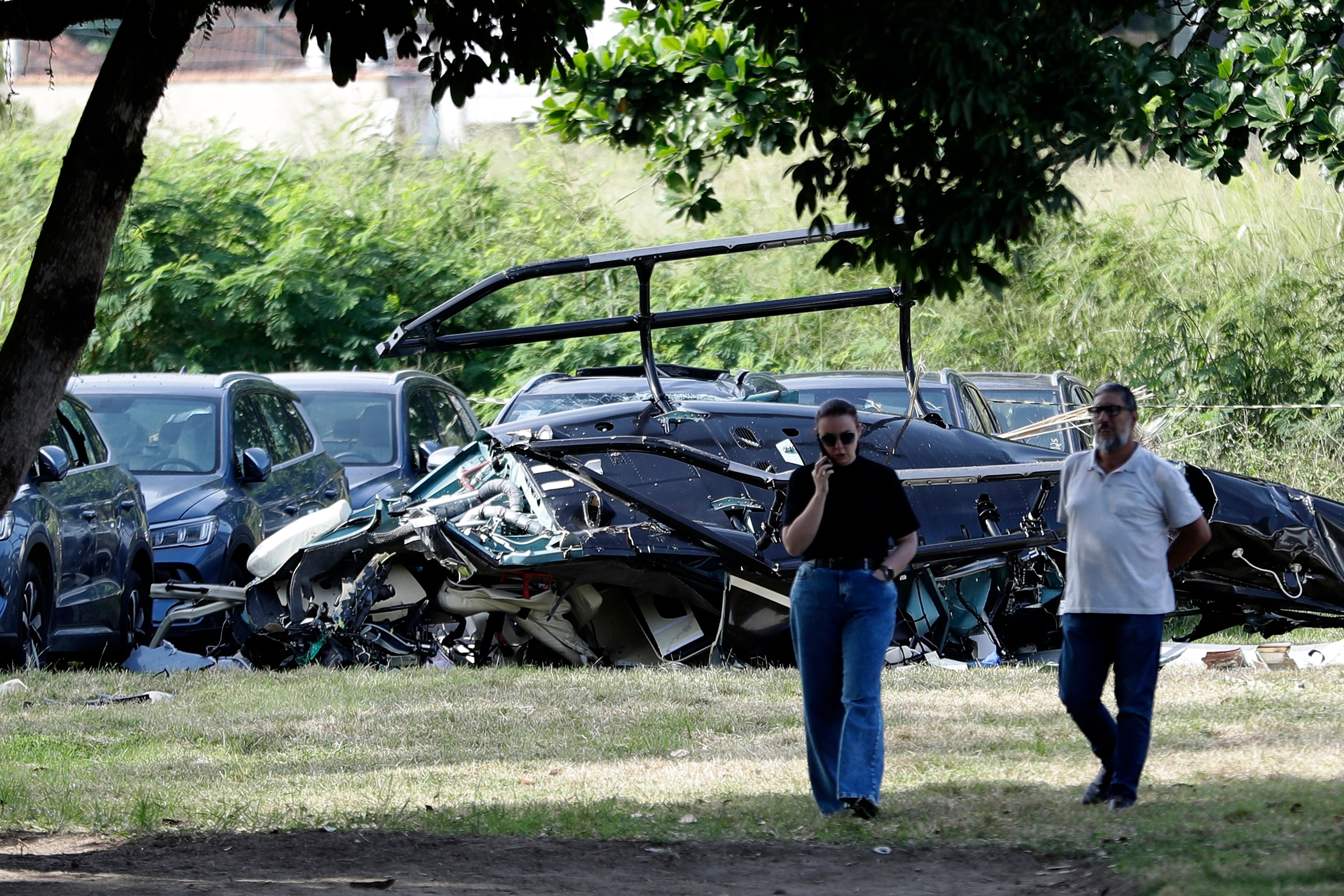 Qué pasó en el choque de dos helicópteros en Río de Janeiro en el que murió el youtuber argentino Gaspi 7 Restos de helicóptero yacen en el estacionamiento de un concesionario de automóviles donde dos helicópteros colisionaron en el aire y se estrellaron, en Río de Janeiro, Brasil