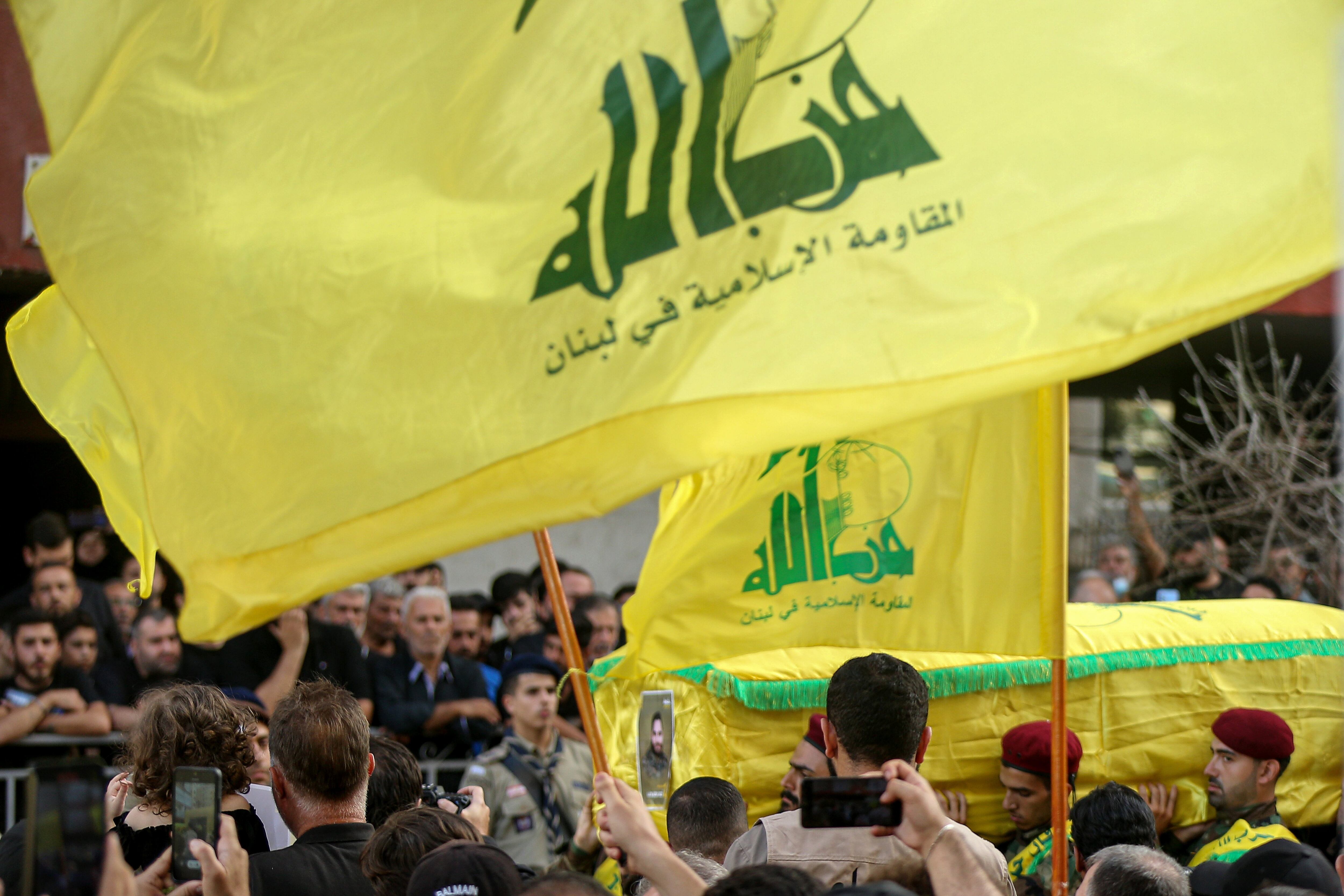 Militantes de Hezbollah trasladan el cuerpo de un comandante abatido por Israel