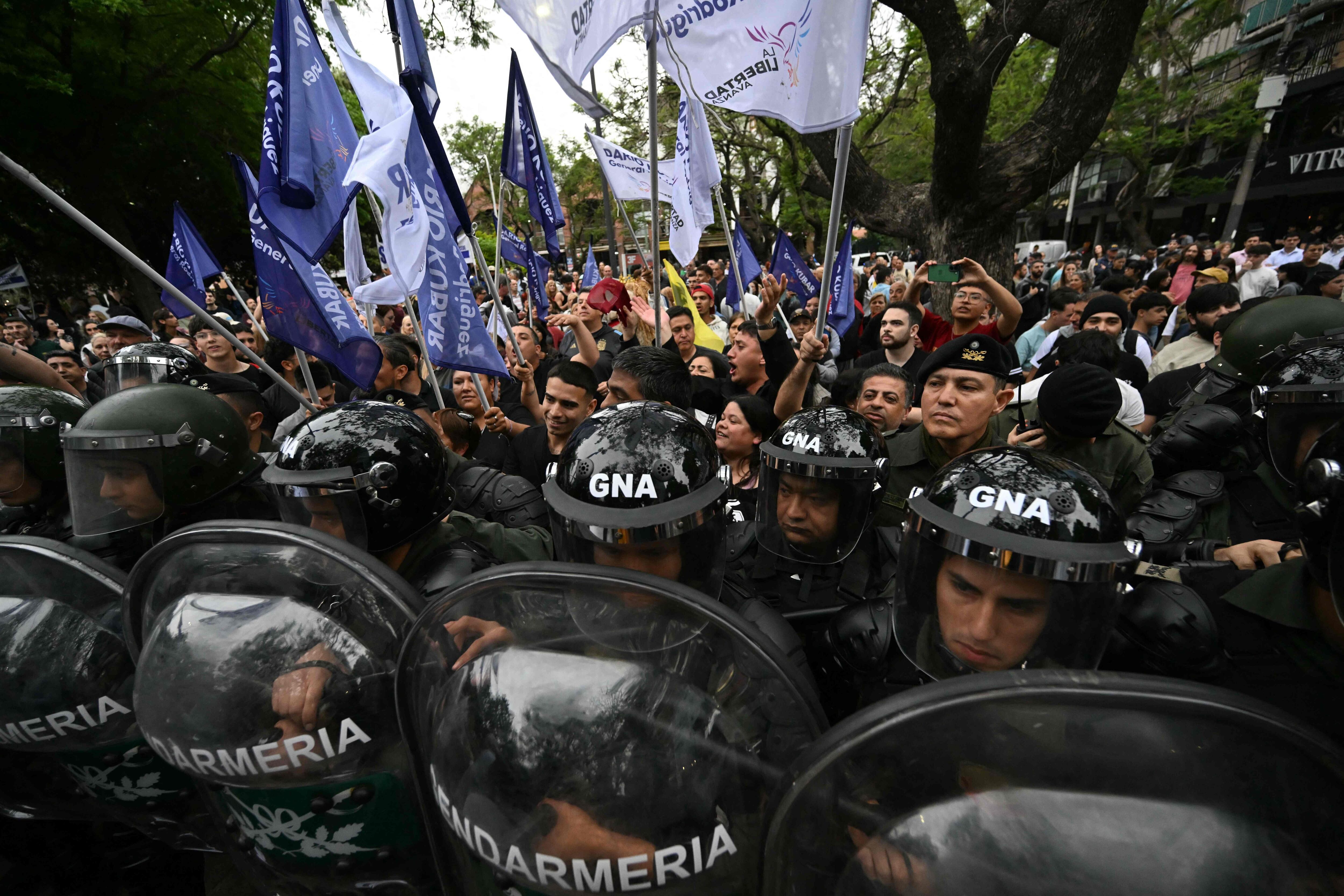 Militantes libertarios se movilizaron en Tres de Febrero para respaldar a Milei
