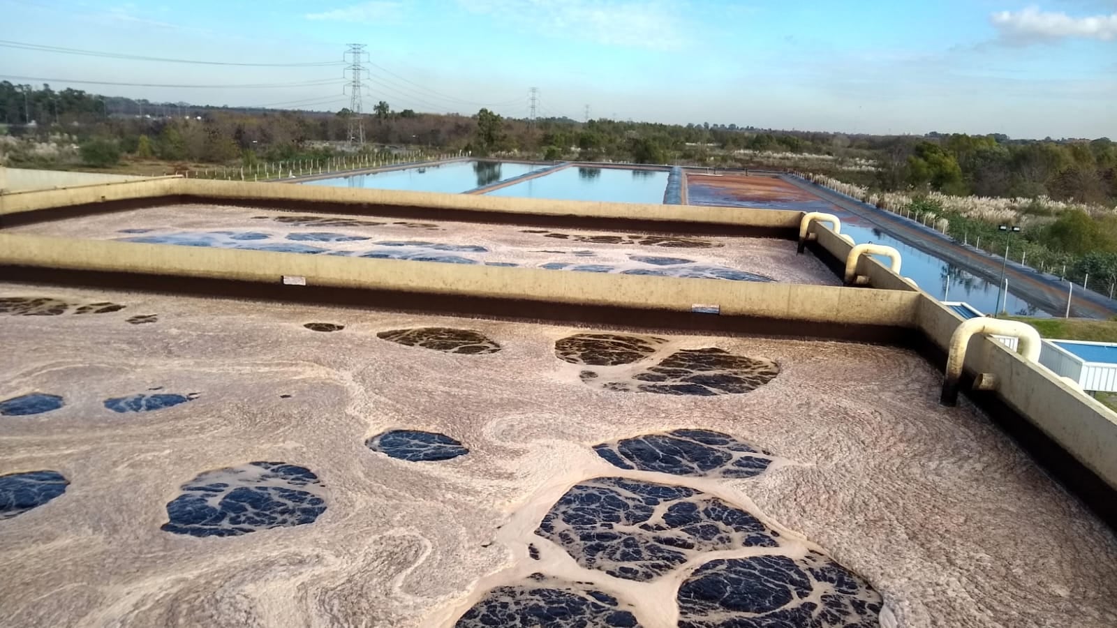 Las instalaciones de la Ceamse cuentan con piletas para el tratamiento de líquidos lixiviados provenientes de los rellenos sanitarios