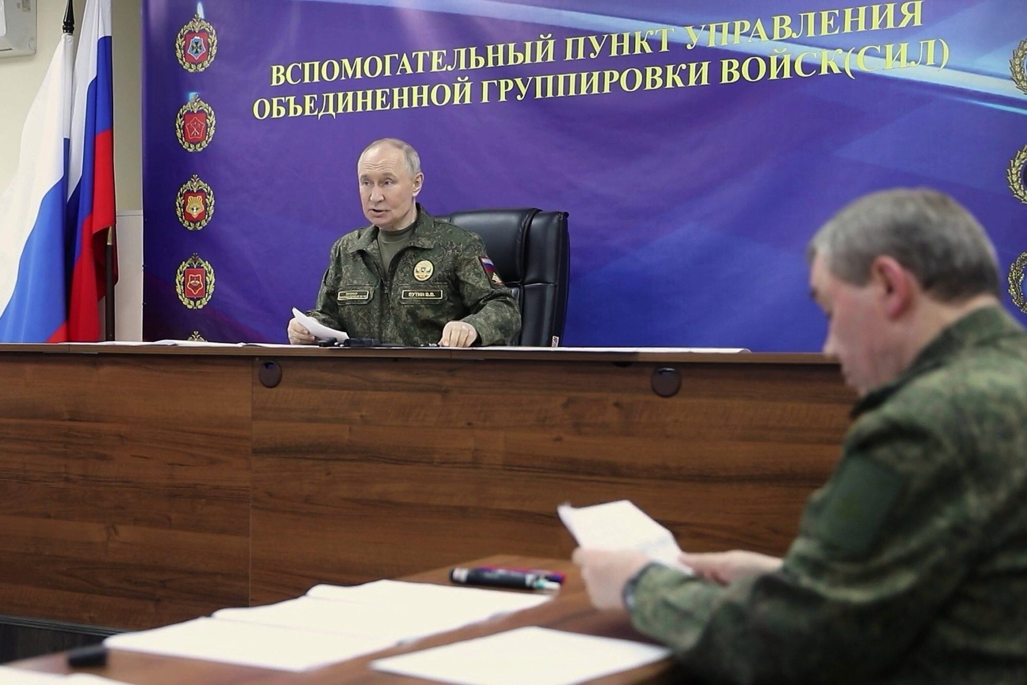 En esta imagen tomada de un video difundido por la Oficina de Prensa de la Presidencia de Rusia el domingo 26 de octubre de 2025, el presidente ruso Vladimir Putin habla durante una visita a uno de los puestos de mando del Grupo Conjunto de Fuerzas