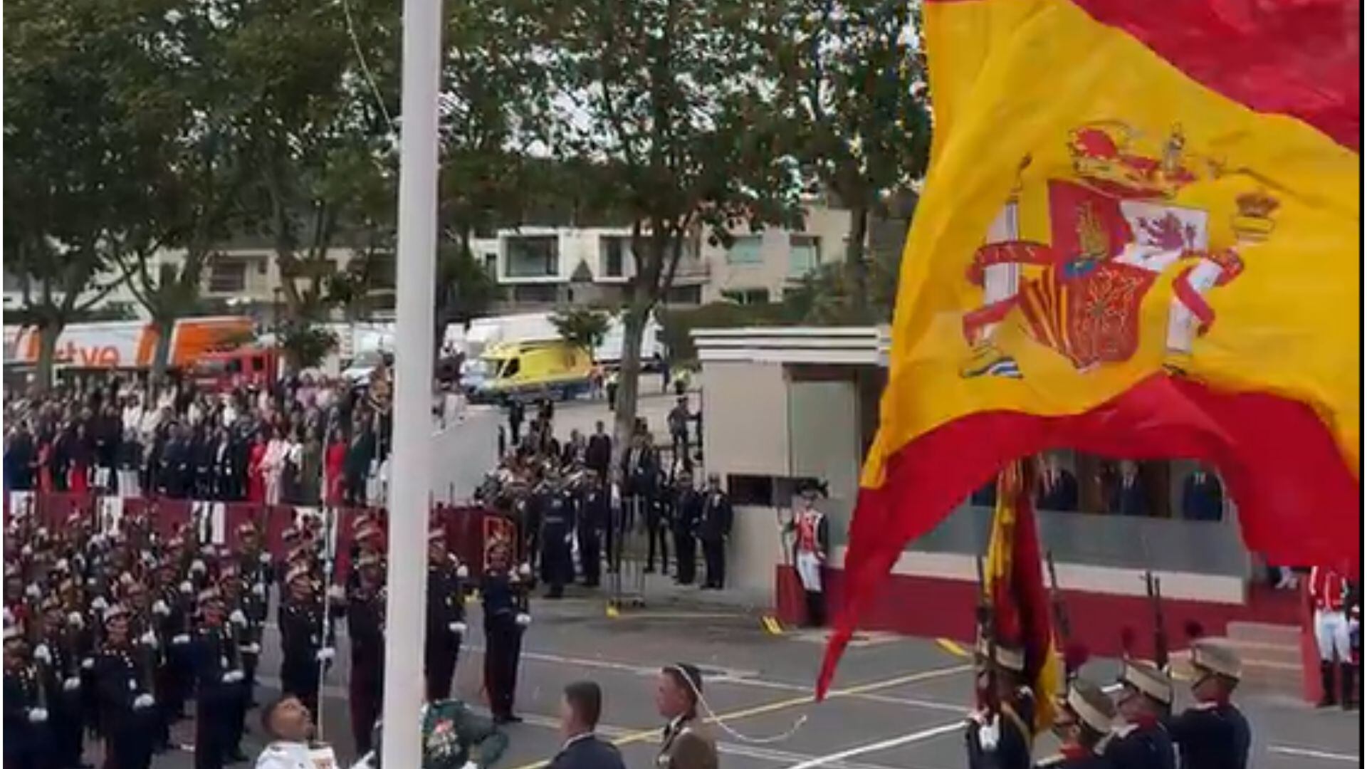 La bandera de España cayó al suelo en un accidentado Día de las Fuerzas Armadas