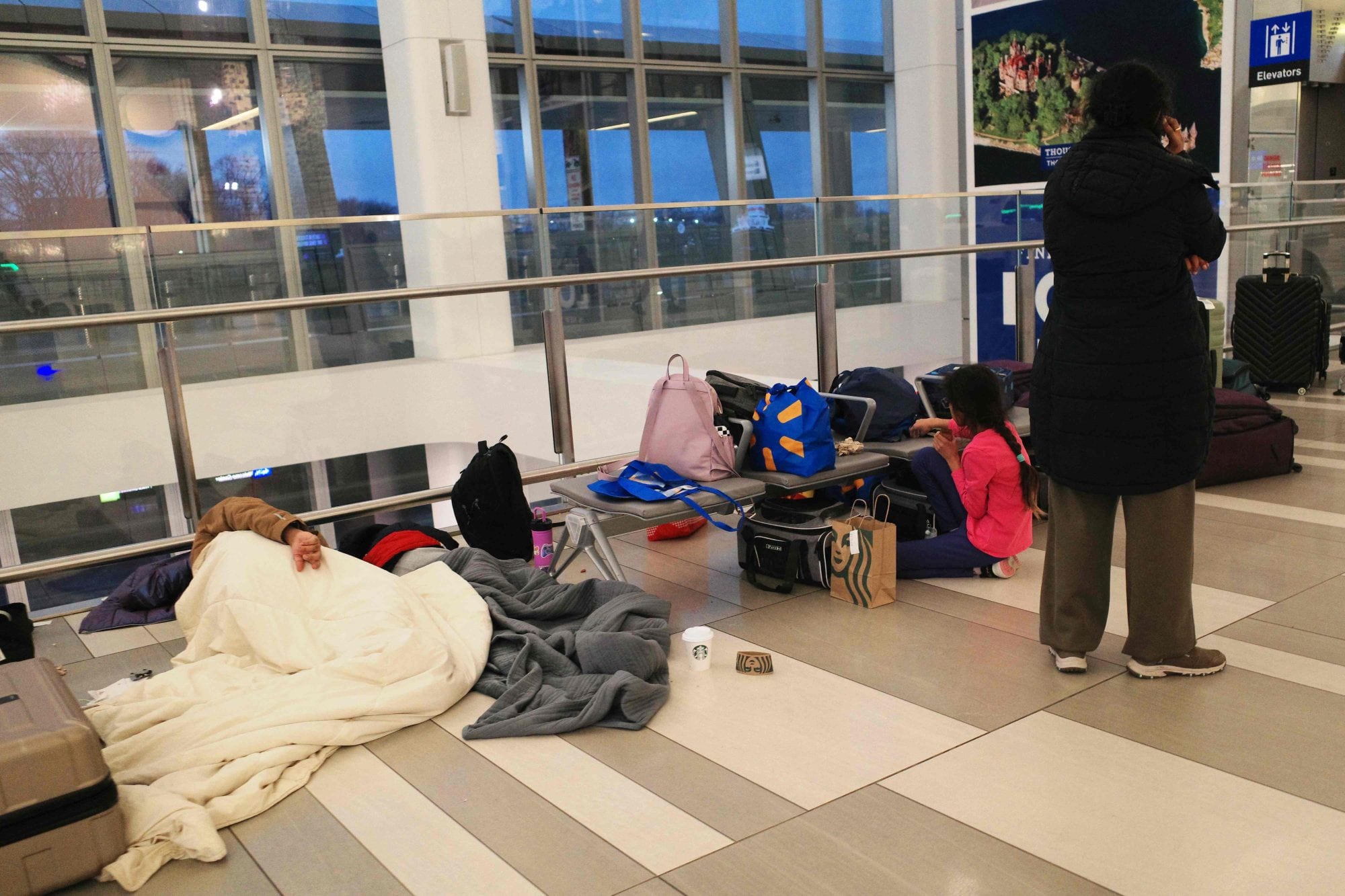 Todos los vuelos con origen y destino en el aeropuerto LaGuardia fueron cancelados hasta las 14 después de que un avión de Air Canada Express procedente de Montreal chocara con un camión de bomberos en la pista