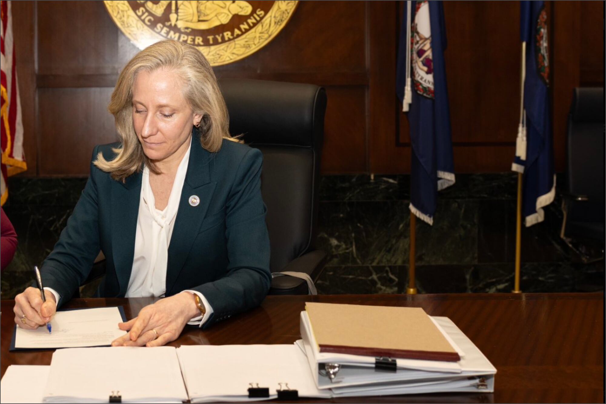 Abigail Spanberger firmó leyes en pro de los trabajadores virginianos
