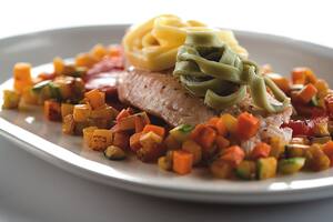 Pescado con verduras y pastas