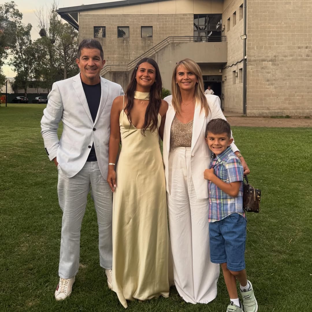 Uma junto a su madre, la pareja de ella Leonardo Squarzon y su hermano Roque (Foto: Instagram @amaliagranata)