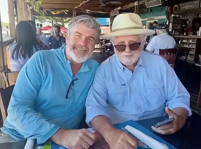 Michael Goessling (izquierda) se reencontró con su padre biológico, Michael McDonald, el año pasado