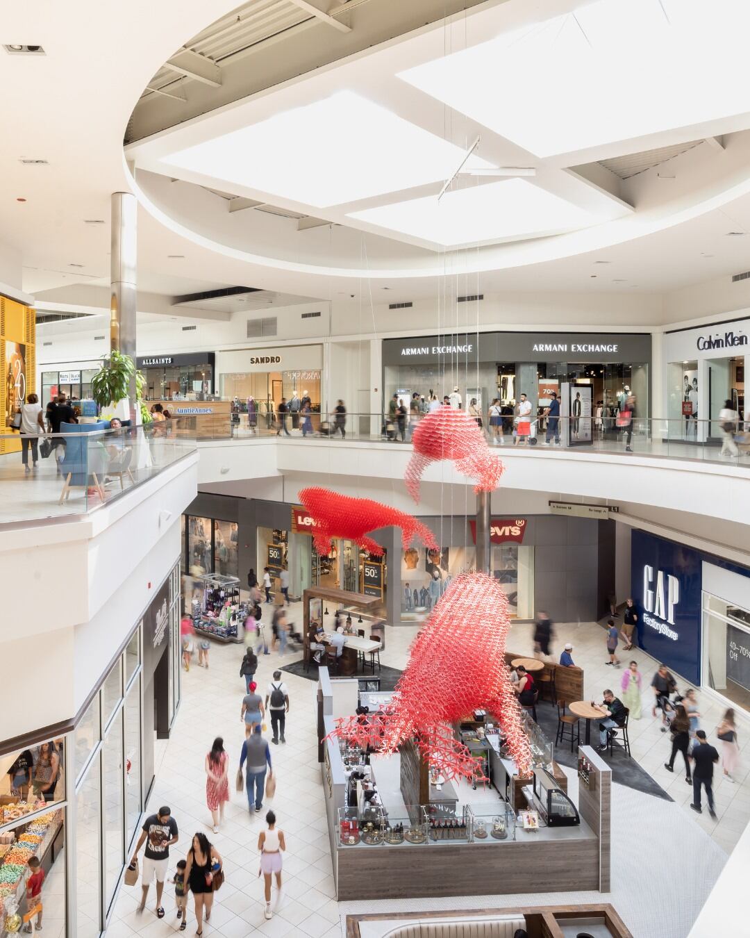 Fashion Outlets of Chicago ofrece más de 130 tiendas distribuidas en dos niveles