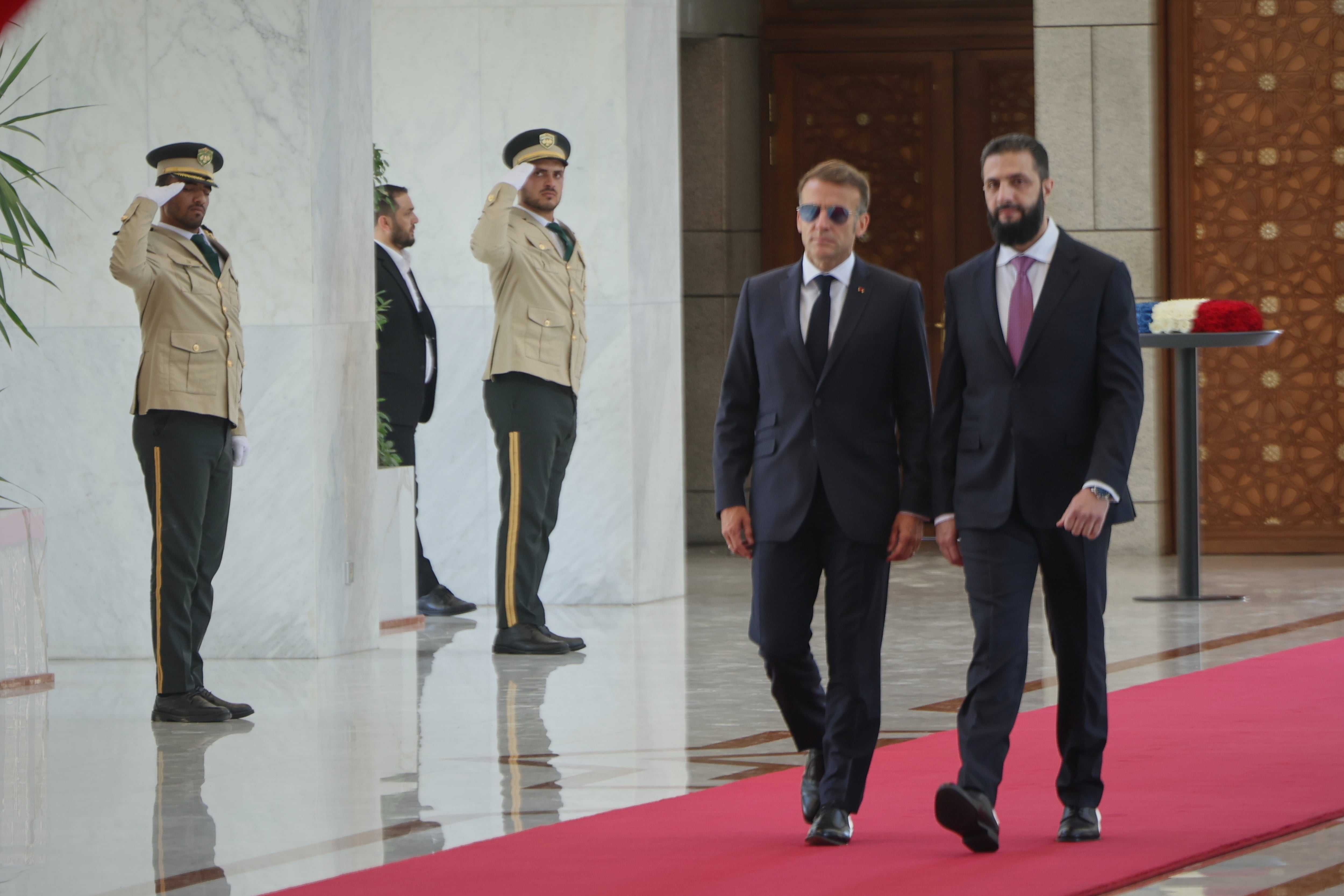 Qué se sabe del ataque a Macron durante su visita a Siria