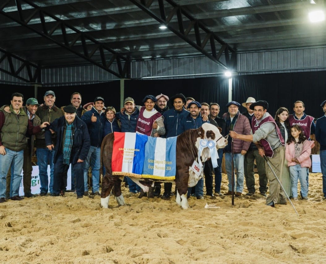 Con parte de su equipo de trabajo, cuando la cabaña Santa Irene recibió el máximo galardón en machos en las Nacionales de la raza Braford