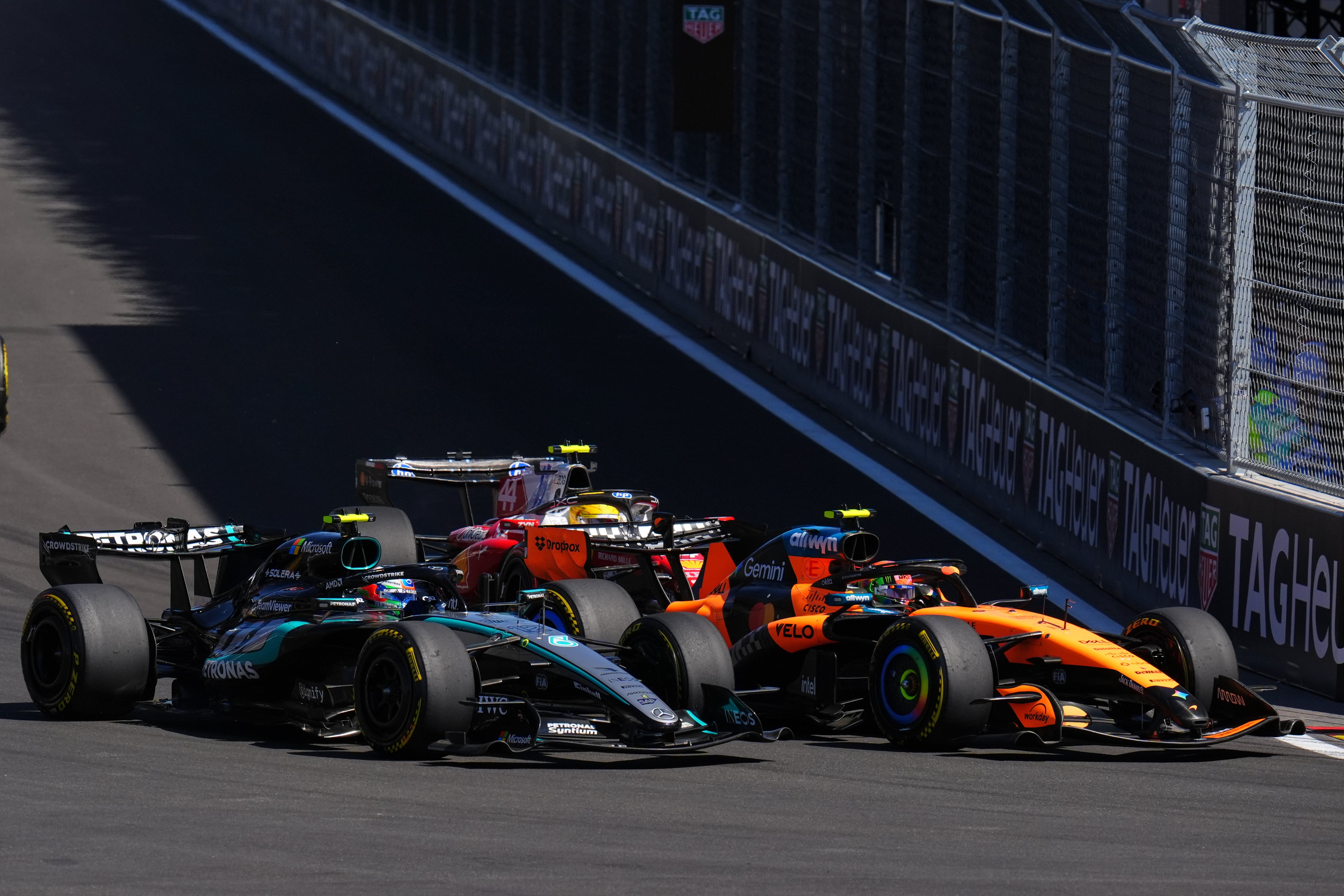Durante el GP de España, Kimi Antonelli, Lando Norris y Lewis Hamilton confluyen en una curva