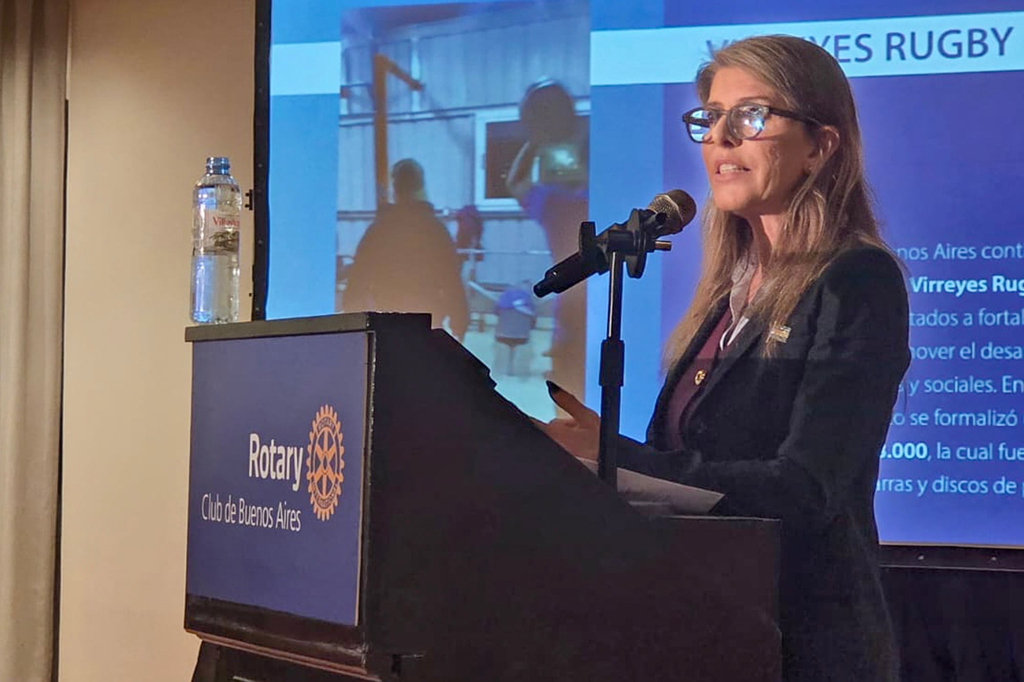 La jueza Sandra Arroyo Salgado en el Rotary Club