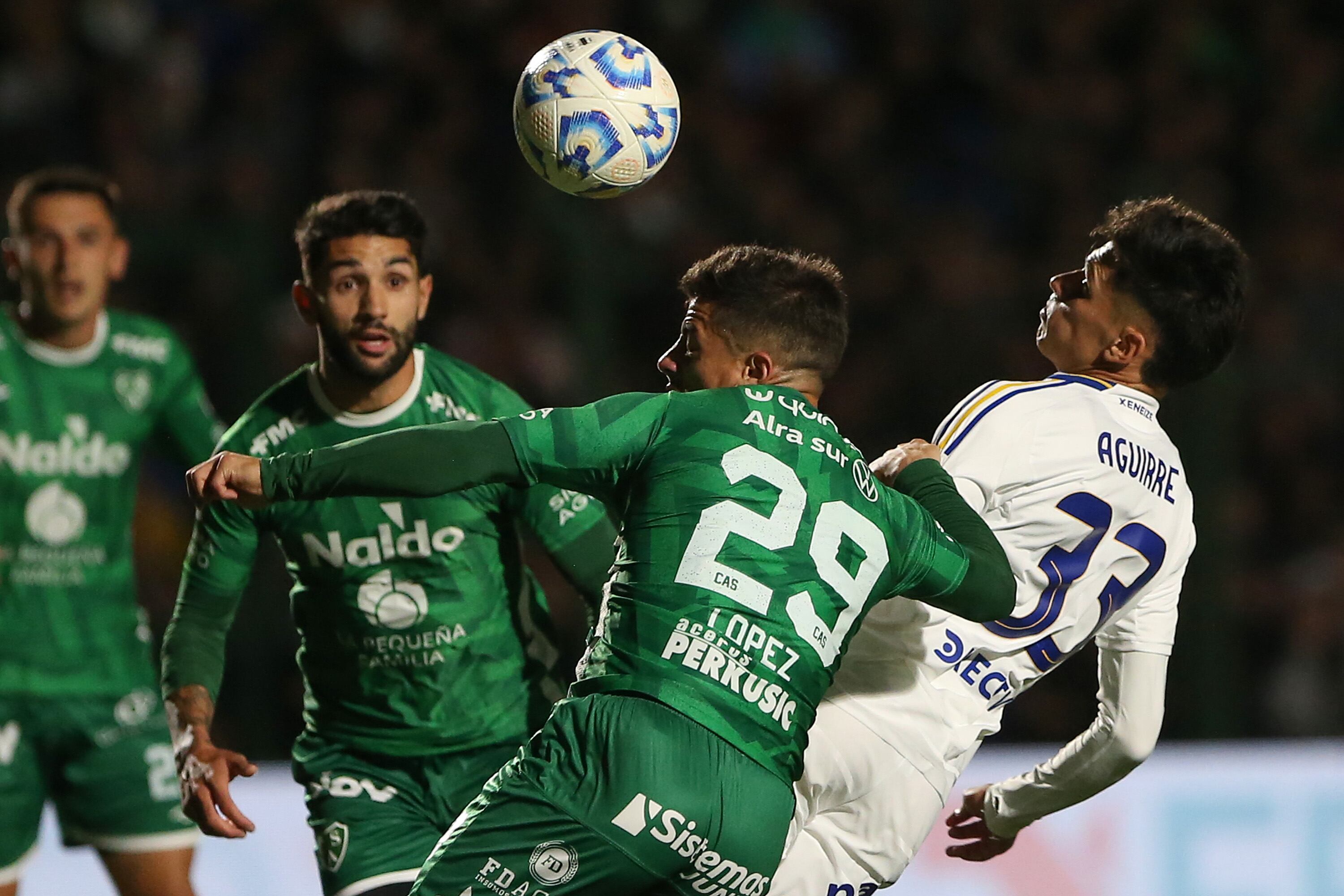 Elías López lucha por la pelota con Brian Aguirre