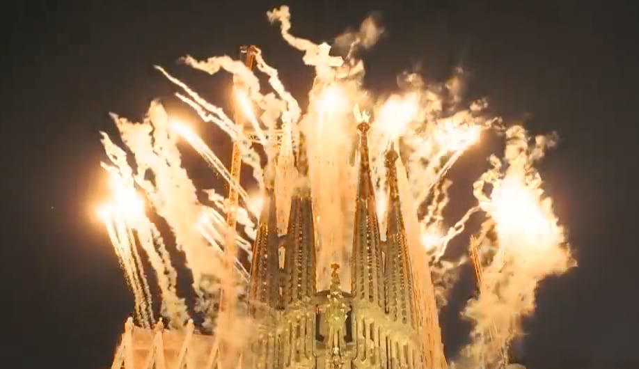 El momento en el que se iluminó por primera vez en la historia la torre de Jesucristo, la más alta de la Sagrada Familia