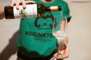 Para brindar. 10 datos que conviene saber antes de comprar para las fiestas