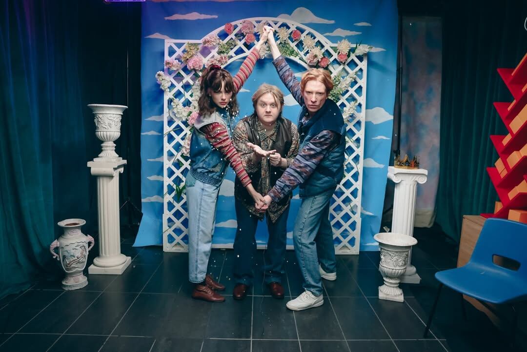 Es una cara conocida de Hollywood y tiene un padre muy famoso, pero gracias a Taylor Swift se volvió una estrella de las redes 14 Para el video de