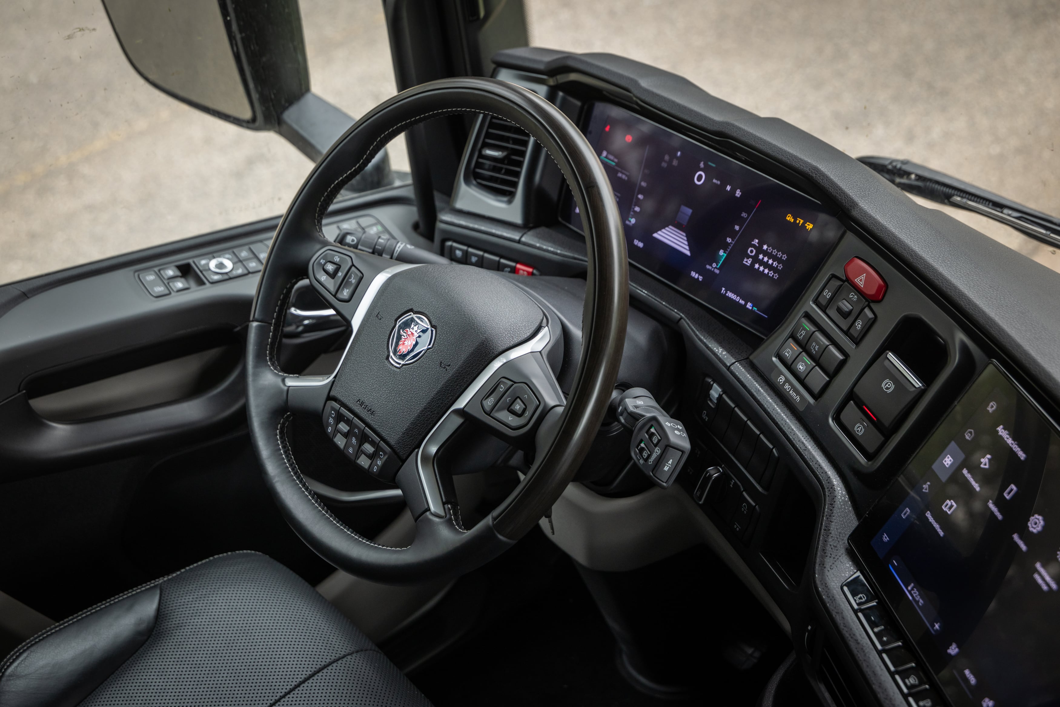 El equipamiento contempla cabina dormitorio, asientos de cuero, climatización automática, heladera y pantallas digitales