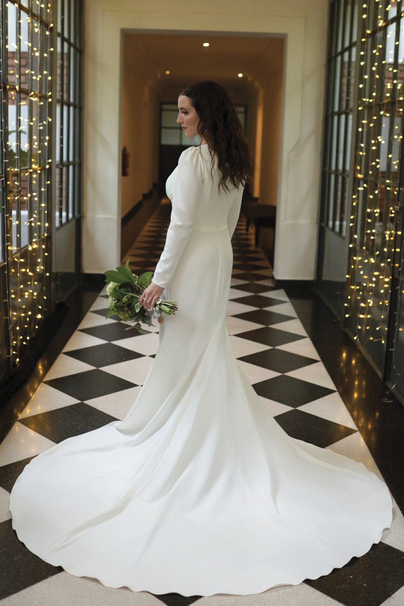 Tanto este primer vestido, como el segundo -un diseño más cómodo, de tipo wrap dress- llevaban la firma de Pronovias