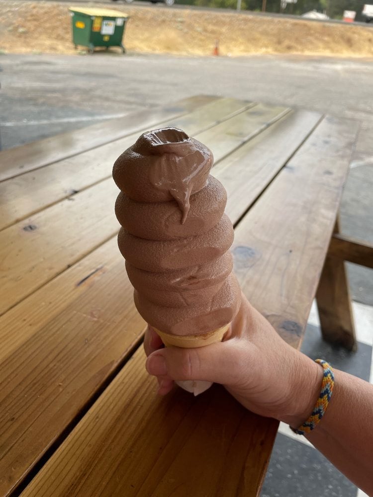 El cono gigante de Frosty cuenta con cinco niveles de helado sobre el cucurucho