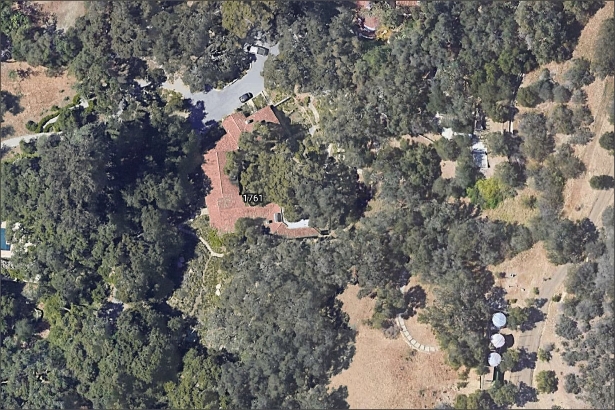 El rancho de 25 hectáreas de Tom Selleck en California cuenta con un pabellón de caza, piscina, cancha de tenis y un área de golf