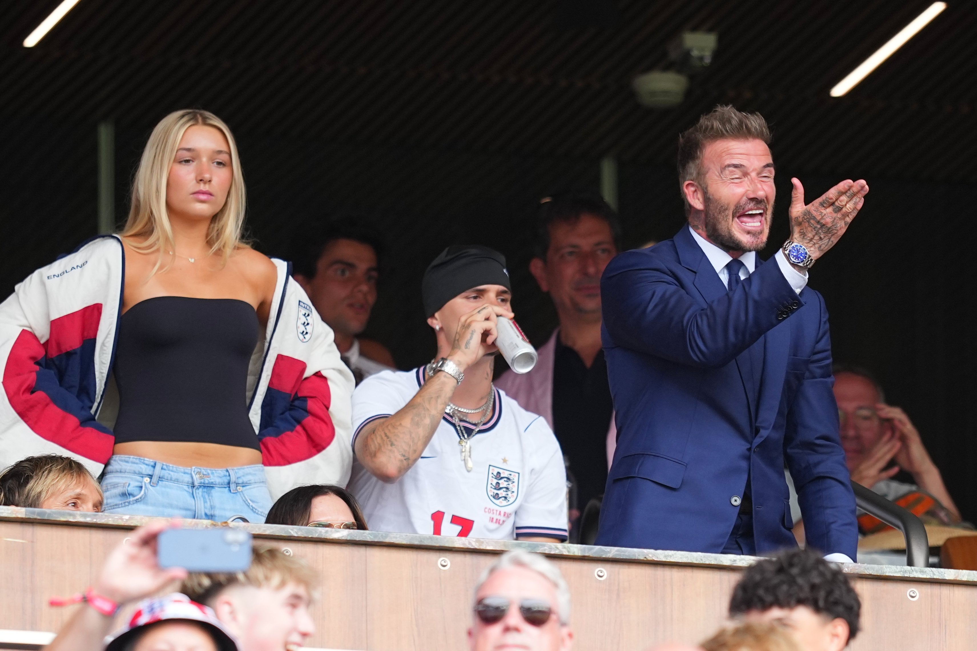 David Beckham, nervioso, desde el palco junto a dos de sus hijos