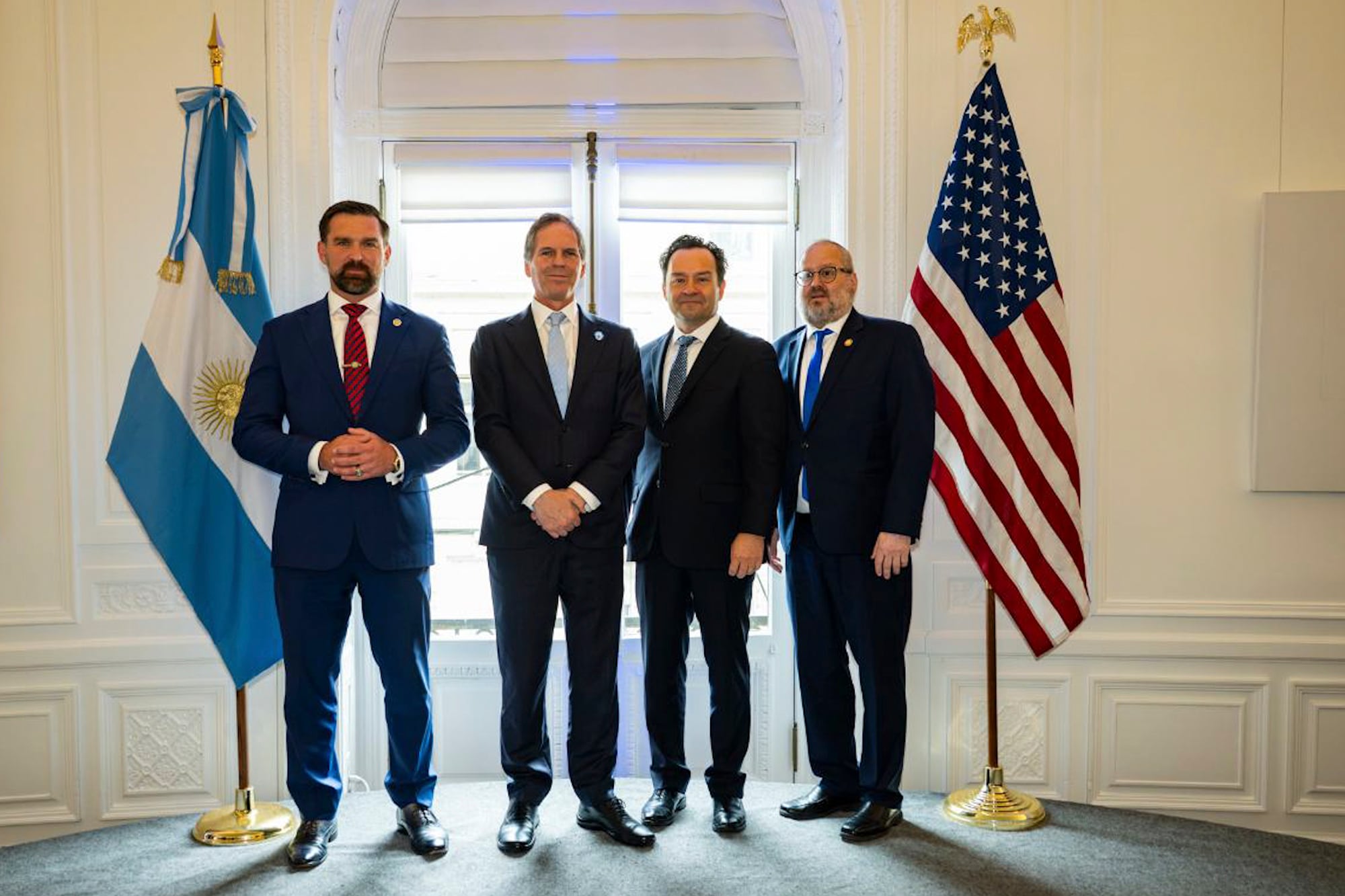 Michael Jensen, director de Asuntos del Hemisferio Occidental en el Consejo de Seguridad Nacional norteamericano; el embajador argentino ante Estados Unidos, Alec Oxenford; Gregory LoGerfo, coordinador de la Oficina de Contraterrorismo, y el rabino Yehuda Kaploun, en el evento en la embajada argentina en Washington por el 25 de mayo