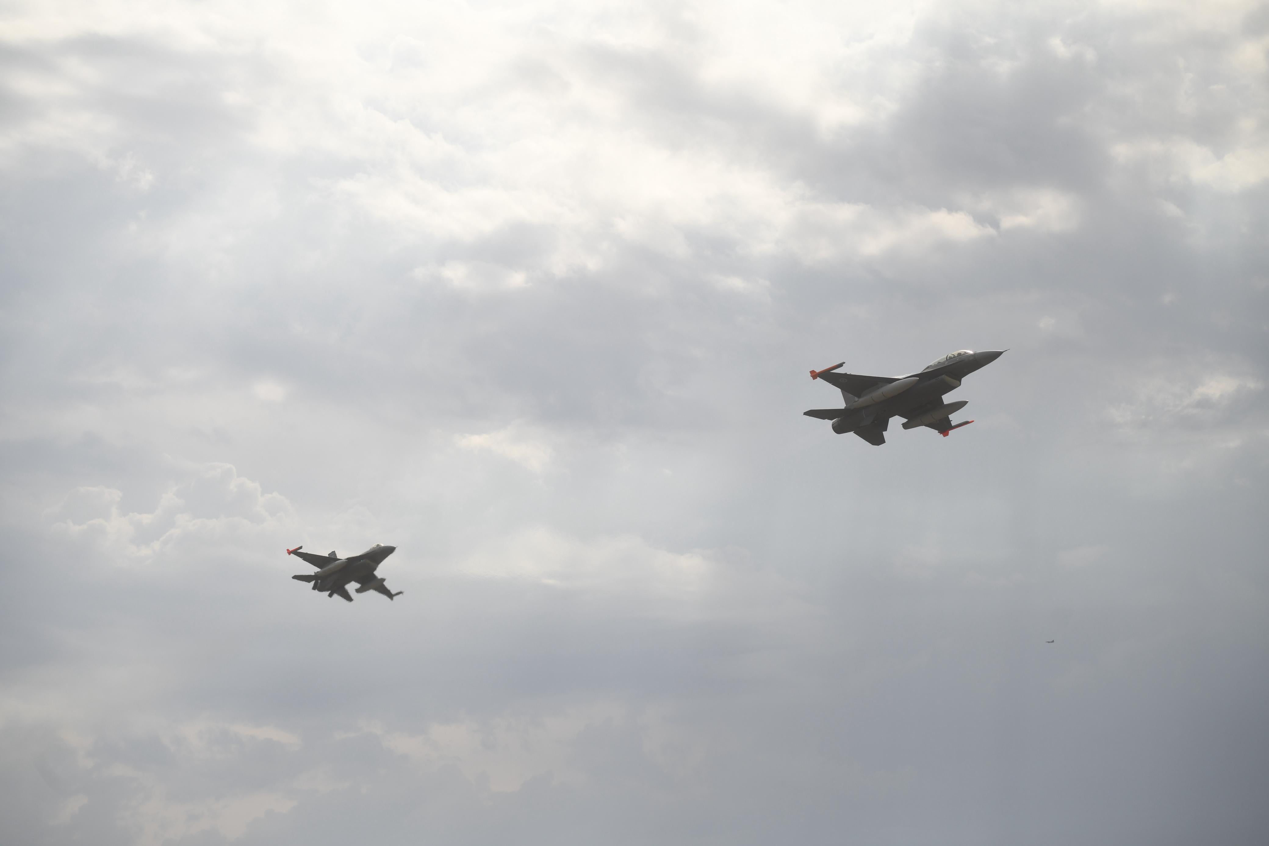 Los F-16 generaron asombro entre el público cordobés.