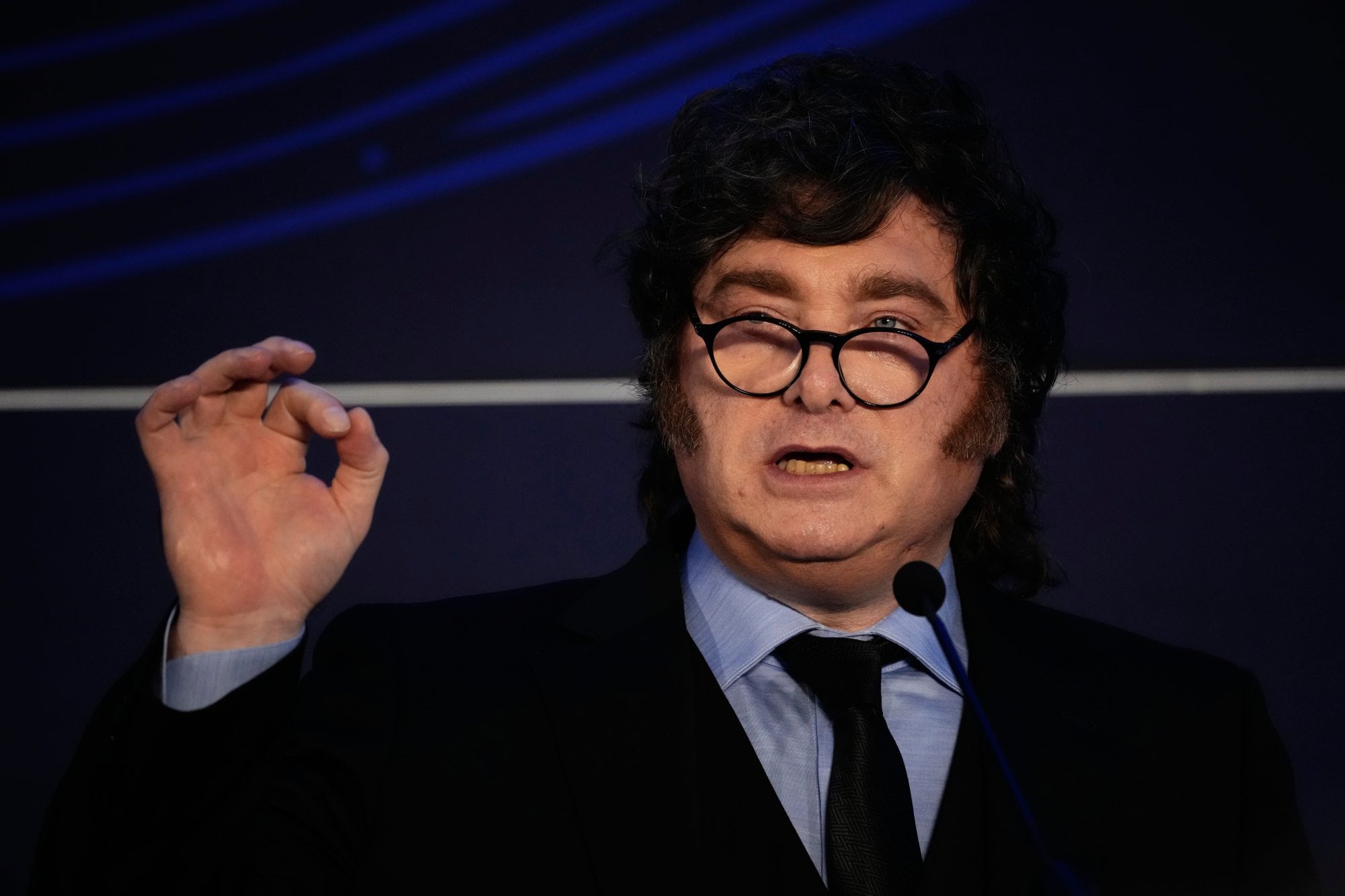 Milei defendió los cambios de su gobierno y dijo en París: “Estamos bien armados para enfrentar los intentos golpistas”.